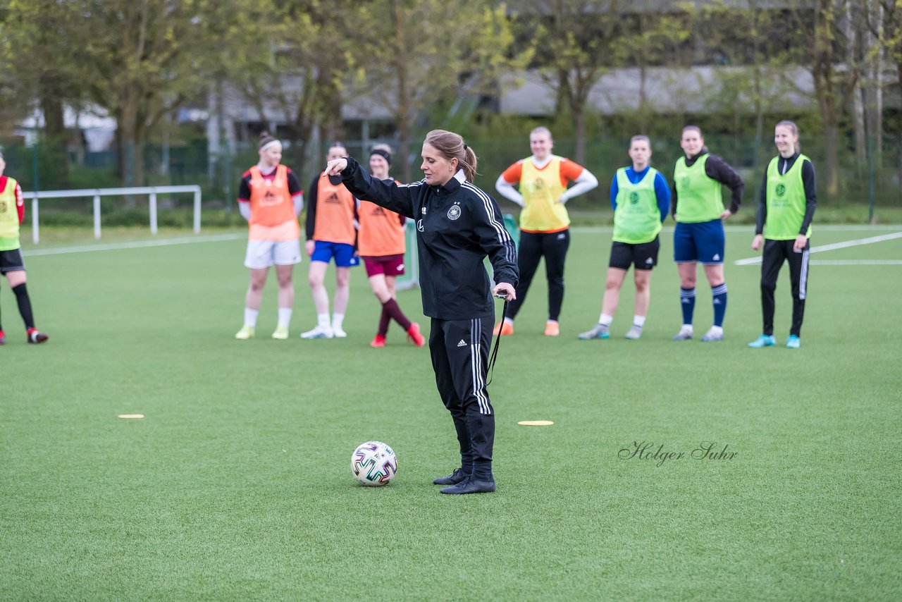 Bild 276 - Co-Trainerin der Frauen Nationalmannschaft Britta Carlson in Wahlstedt